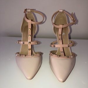 Cream sandals , Leather construction